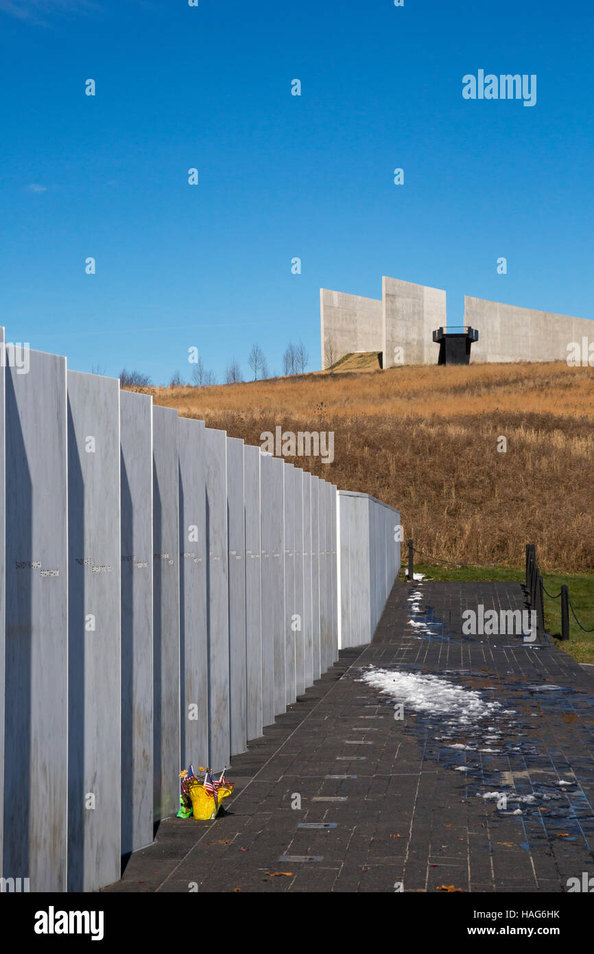 Shanksville, Pennsylvania - Il visitor center complex (superiore) e il Muro dei Nomi al volo 93 National Memorial. Foto Stock