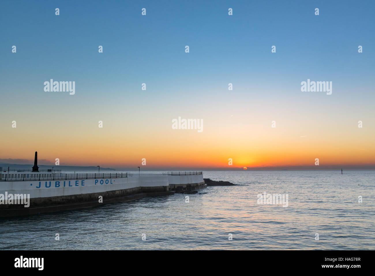 Penzance, Cornwall, Regno Unito. Il 30 novembre 2016. Un soleggiato per cominciare la giornata in Mounts Bay. Visto qui il Giubileo la piscina che era stato riaperto quest anno dal principe Carlo dopo la tempesta ha praticamente distrutto. Credito: Simon Maycock/Alamy Live News Foto Stock