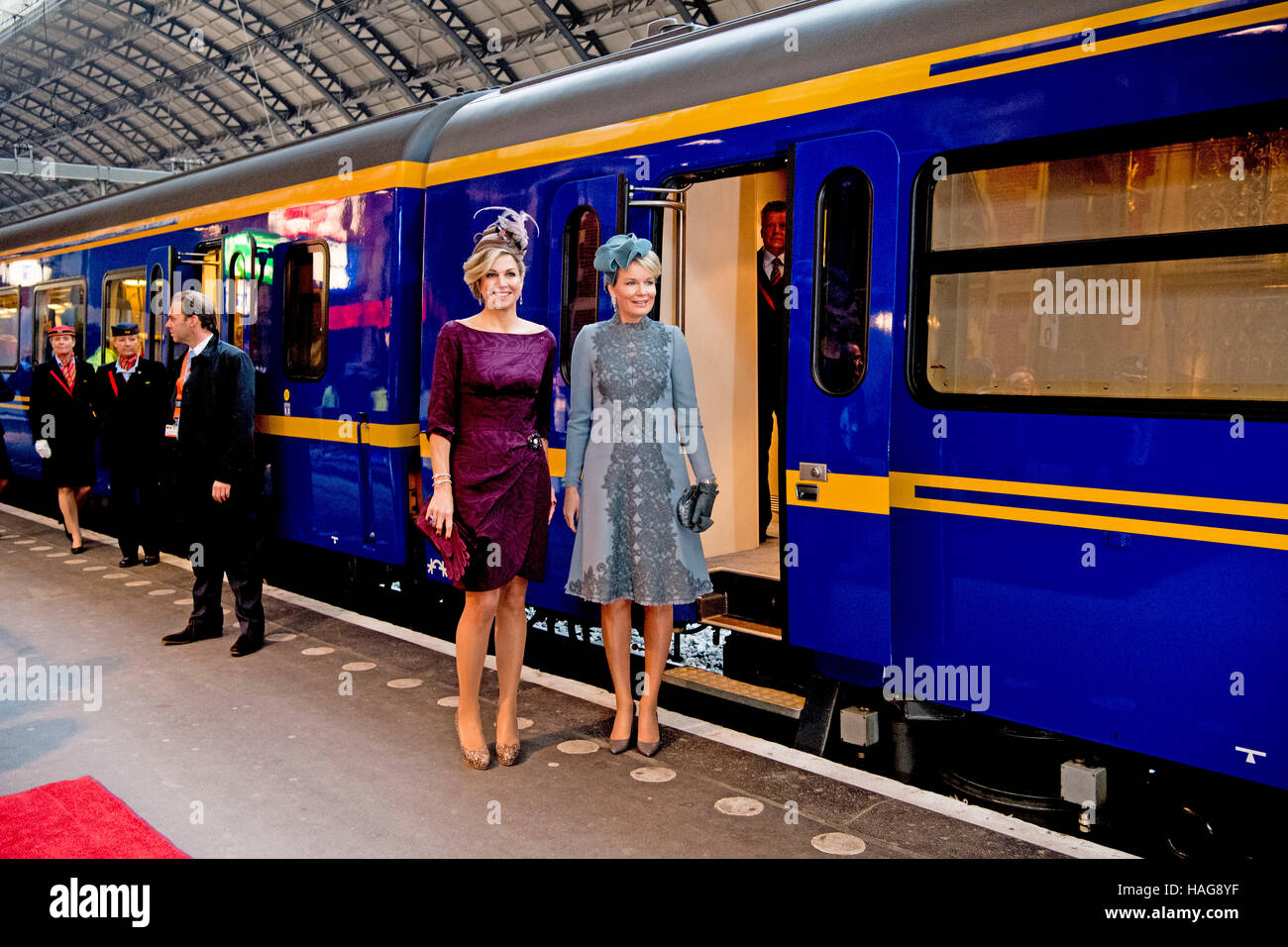 Utrecht, Paesi Bassi. 30 Novembre, 2016. UTRECHT, Paesi Bassi - 30 novembre: Regina Mathilde e Regina Maxima visita il nuovo Utrecht Central Station e il viaggio reale olandese sul treno Novembre 30, 2016 a Utrecht, Paesi Bassi. Vitalis è supportato dalla Fondazione Oranje e guidare i giovani vulnerabili (foto di Patrick van Katwijk/piscina/Getty Images) - nessun filo SERVICE - foto: Patrick van Katwijk/Olandese Photo Press/dpa/Alamy Live News Foto Stock