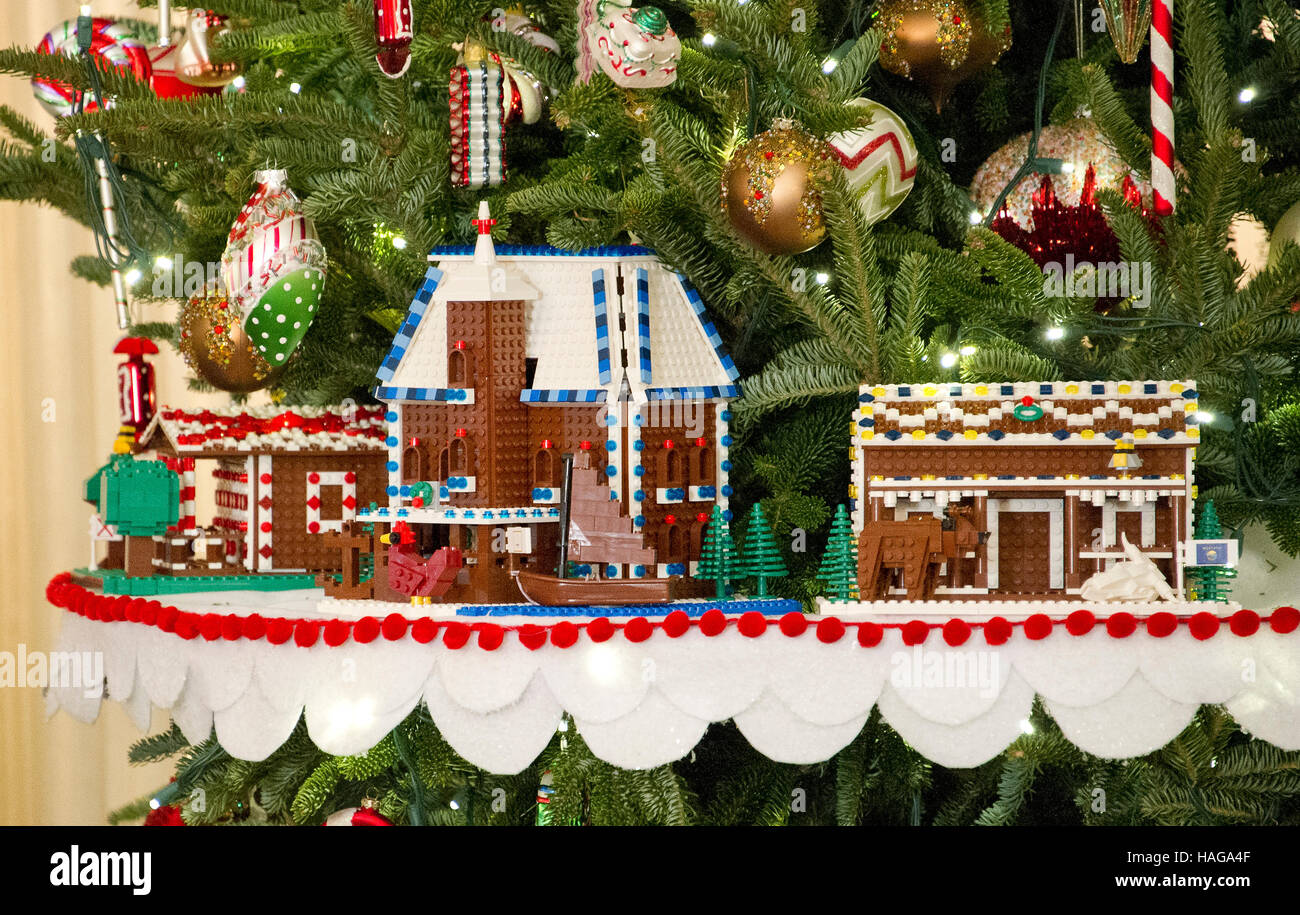 Il 2016 Casa Bianca decorazioni natalizie sono visualizzati in anteprima  per la stampa alla Casa Bianca di Washington, DC Martedì, Novembre 29, 2016.  Sul mantello, la prima del suo genere LEGO catena