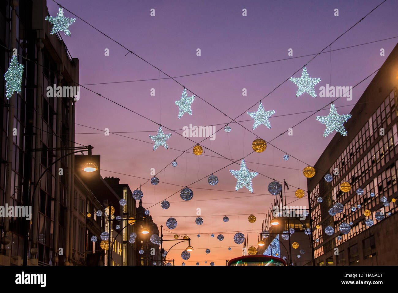 Londra, Regno Unito. 30 Novembre, 2016. Le luci di Natale in una frenetica Oxford street come il sole tramonta. Londra 30 Nov 2016 Credit: Guy Bell/Alamy Live News Foto Stock