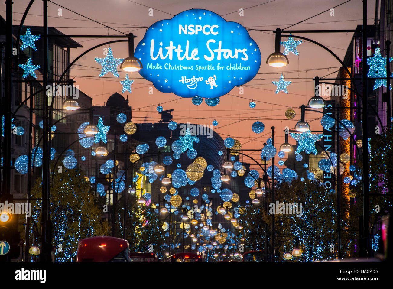 Londra, Regno Unito. 30 Novembre, 2016. Le luci di Natale in una frenetica Oxford street come il sole tramonta. Londra 30 Nov 2016 Credit: Guy Bell/Alamy Live News Foto Stock