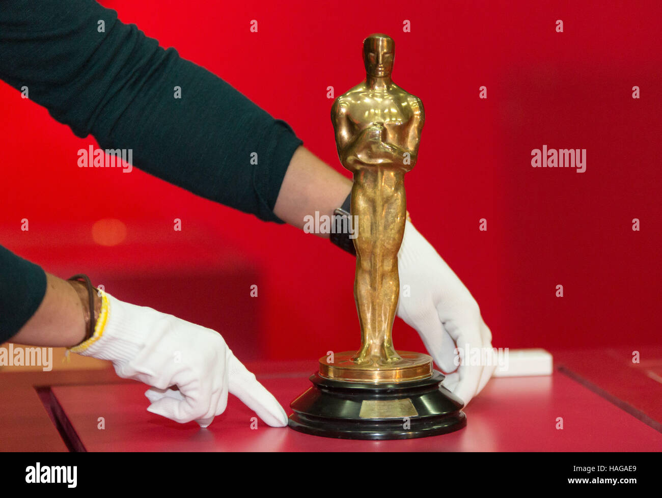 Stuttgart, Germania. 30 Novembre, 2016. Una donna di posizioni di un Oscar per la prima grande mostra su sveva fondatore di Hollywood Carl Laemmle presso la Casa della Storia di Stoccarda, Germania, 30 novembre 2016. Foto: Sila Stein/dpa/Alamy Live News Foto Stock