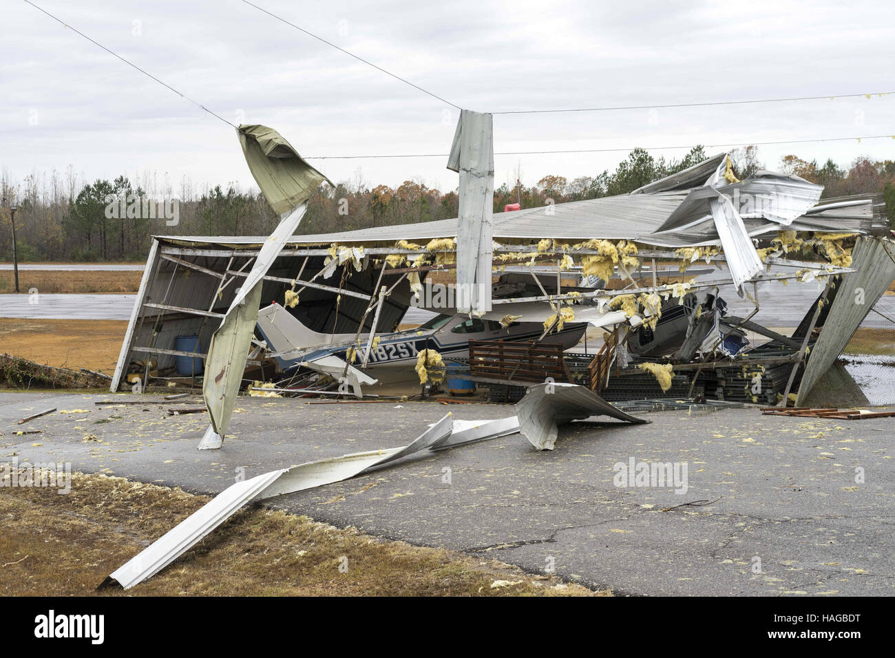 Sulligent, Al, STATI UNITI D'AMERICA. 29 Nov, 2016. Un tornado tore attraverso una zona appena a sud di Sulligent, Alabama martedì notte novembre 29th. Il piccolo aeroporto ha preso un colpo diretto. © Credit: /ZUMA filo/Alamy Live News Foto Stock