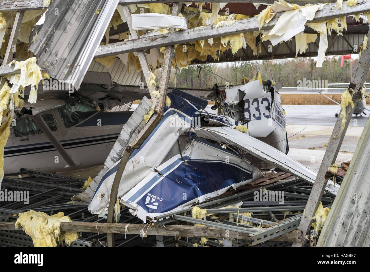 Sulligent, Al, STATI UNITI D'AMERICA. 29 Nov, 2016. Un tornado tore attraverso una zona appena a sud di Sulligent, Alabama martedì notte novembre 29th. Il piccolo aeroporto ha preso un colpo diretto. © Credit: /ZUMA filo/Alamy Live News Foto Stock