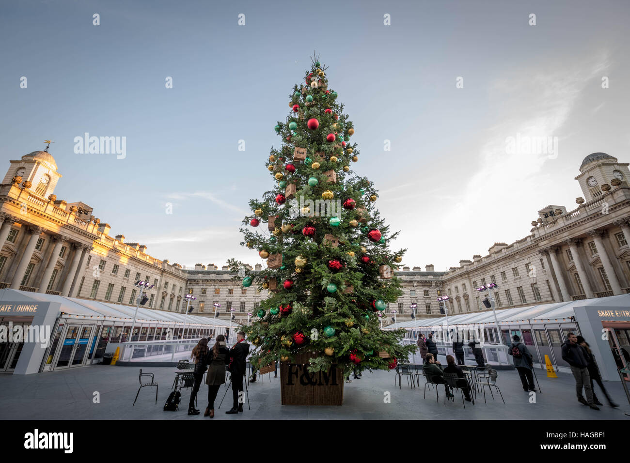 Londra, Regno Unito. 30 Novembre, 2016. Fortnum e Mason albero di Natale presso la Somerset House Credit: Guy Corbishley/Alamy Live News Foto Stock