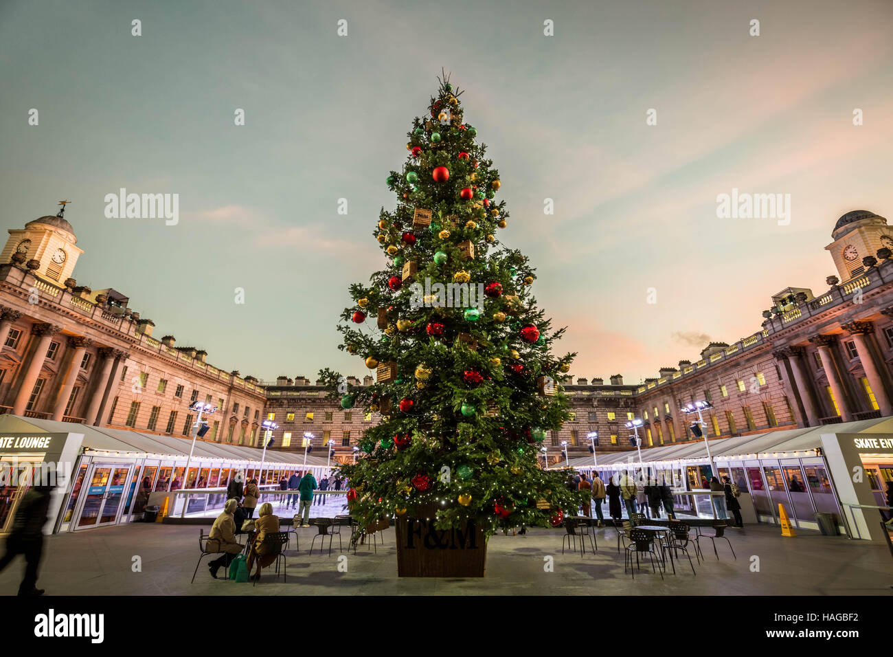 Londra, Regno Unito. 30 Novembre, 2016. Fortnum e Mason albero di Natale presso la Somerset House Credit: Guy Corbishley/Alamy Live News Foto Stock