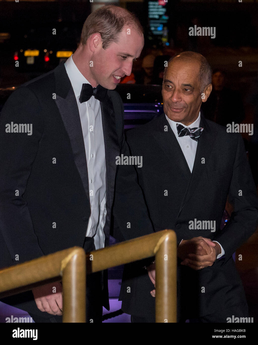 Londra, Regno Unito. Il 30 novembre 2016. Il Duca di Cambridge, Royal Patrono del brosmio, assiste il brosmio conservazione Awards presso il Victoria and Albert Museum, per presentare il principe William Award per la conservazione in Africa, un Lifetime Achievement Award per raccomandare straordinaria dedizione e il contributo alla conservazione. I premi mirano a mettere in evidenza il continuo lavoro di conservazione al mondo, riconoscendo i successi di individui che stanno contribuendo a proteggere l'Africa patrimonio naturale dell'umanità. Credito: Stephen Chung / Alamy Live News Foto Stock