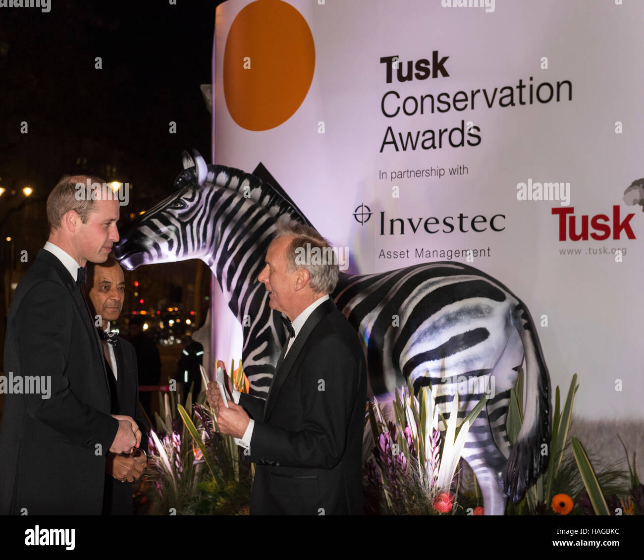 Londra, Regno Unito. Il 30 novembre 2016. Il Duca di Cambridge, Royal Patrono del brosmio, assiste il brosmio conservazione Awards presso il Victoria and Albert Museum, per presentare il principe William Award per la conservazione in Africa, un Lifetime Achievement Award per raccomandare straordinaria dedizione e il contributo alla conservazione. I premi mirano a mettere in evidenza il continuo lavoro di conservazione al mondo, riconoscendo i successi di individui che stanno contribuendo a proteggere l'Africa patrimonio naturale dell'umanità. Credito: Stephen Chung / Alamy Live News Foto Stock