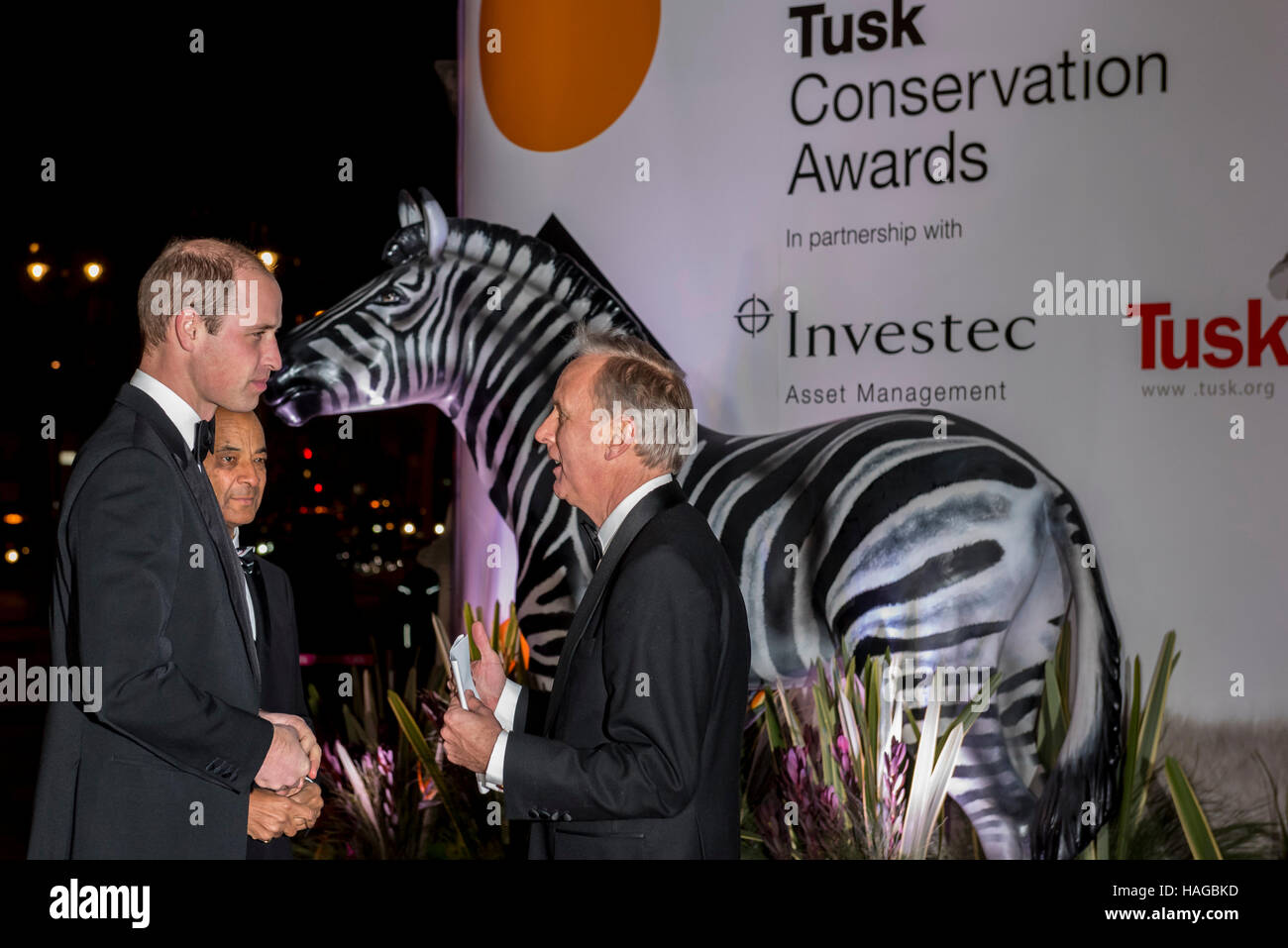 Londra, Regno Unito. Il 30 novembre 2016. Il Duca di Cambridge, Royal Patrono del brosmio, assiste il brosmio conservazione Awards presso il Victoria and Albert Museum, per presentare il principe William Award per la conservazione in Africa, un Lifetime Achievement Award per raccomandare straordinaria dedizione e il contributo alla conservazione. I premi mirano a mettere in evidenza il continuo lavoro di conservazione al mondo, riconoscendo i successi di individui che stanno contribuendo a proteggere l'Africa patrimonio naturale dell'umanità. Credito: Stephen Chung / Alamy Live News Foto Stock