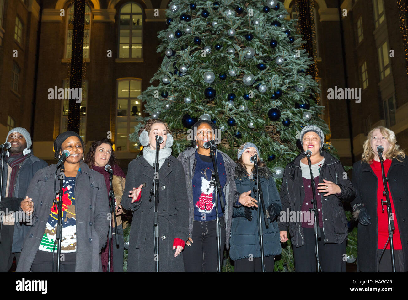 Municipio e più London, Londra, Regno Unito, 30 novembre 2016. Il Mike King coro collettivo di cantare come parte dell'apertura eventi serali presso il mercato. L'annuale Mercato di Natale, questo anno chiamato 'Natale dal fiume", caratteristiche bancarelle ed eventi intorno al Municipio, più London, London Bridge Pier e l'Hays Galleria. Si va dal 30 novembre 2016 al 3 gennaio 2017. Credito: Imageplotter News e sport/Alamy Live News Foto Stock