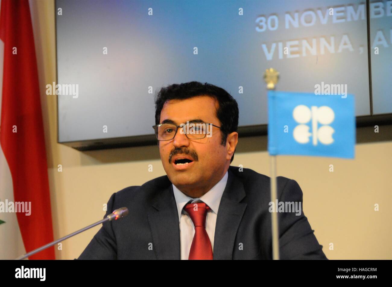 Vienna, Austria. 30 Novembre, 2016. Il Qatar il ministro dell'energia Mohammed Al-Sada, presidente dell'OPEC, parla nel corso di una conferenza stampa dopo un'OPEC riunione ministeriale di Vienna, Austria, nov. 30, 2016. L'OPEC il mercoledì ha deciso di tagliare il suo olio in uscita da 1,2 milioni di barili al giorno e fissa il massimale della produzione di petrolio a 32,5 milioni di barili al giorno (BPD). © Liu Xiang/Xinhua/Alamy Live News Foto Stock