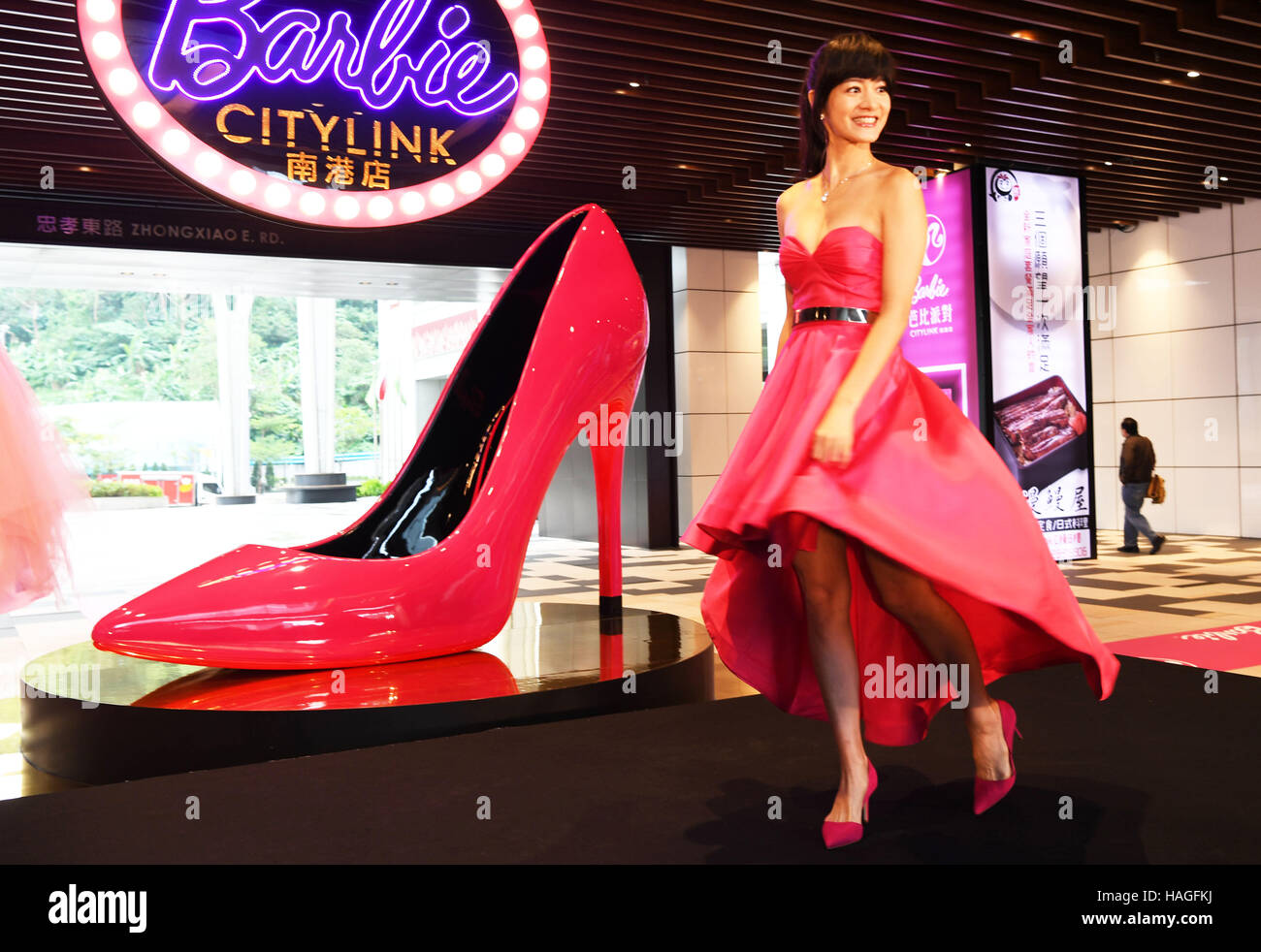 Il Taipei Taiwan. 1 dicembre, 2016. Un 2,7-metro-tall giant alta scarpe con tacco è visto nel corso di una mostra di Barbie in Taipei, a sud-est della Cina di Taiwan, dal 1 dicembre 2016. © Zhu Xiang/Xinhua/Alamy Live News Foto Stock