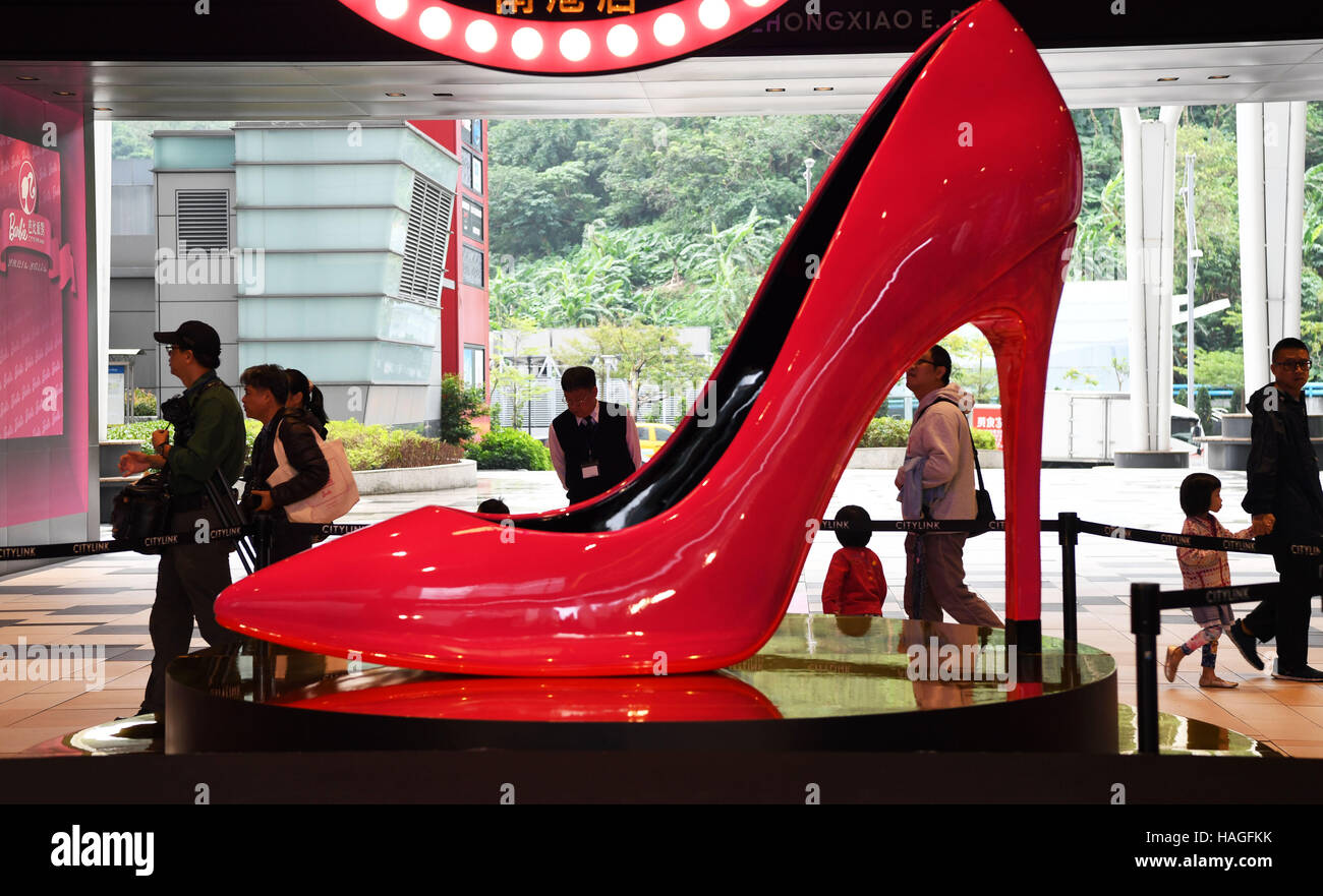 Il Taipei Taiwan. 1 dicembre, 2016. Un 2,7-metro-tall giant alta scarpe con tacco è visto nel corso di una mostra di Barbie in Taipei, a sud-est della Cina di Taiwan, dal 1 dicembre 2016. © Zhu Xiang/Xinhua/Alamy Live News Foto Stock