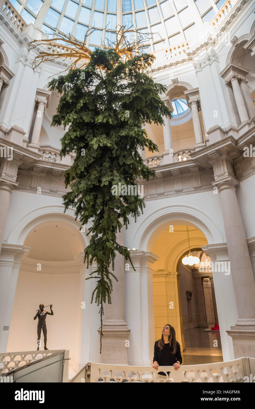 Londra, Regno Unito. 30 Novembre, 2016. Tate Britain albero di Natale nella Rotunda da Shirazeh Houshiary. L'installazione segna l inizio di una serie di eventi di gala alla Tate Britain nel fine settimana del 2 e 3 dicembre. Credito: Guy Bell/Alamy Live News Foto Stock