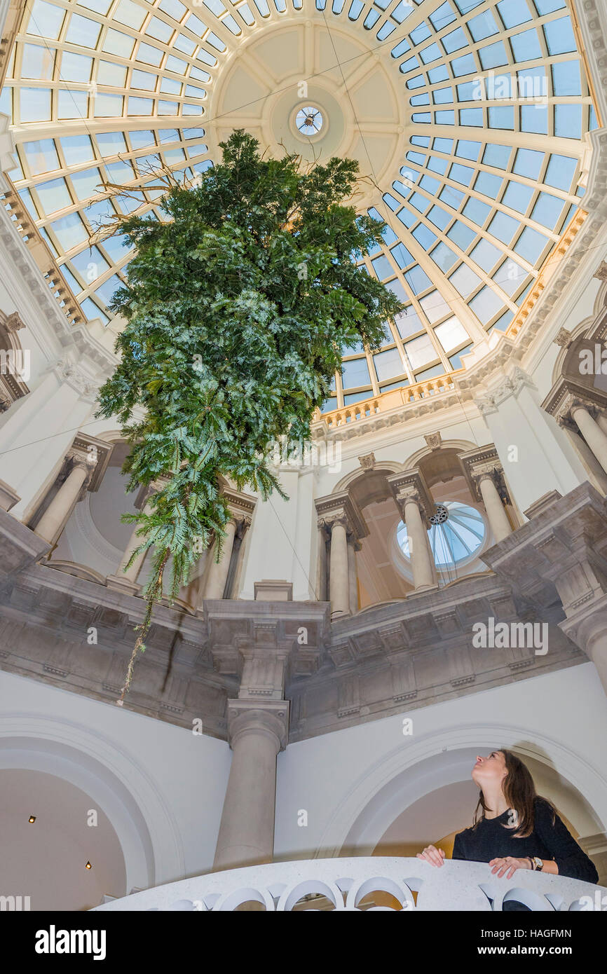 Londra, Regno Unito. 30 Novembre, 2016. Tate Britain albero di Natale nella Rotunda da Shirazeh Houshiary. L'installazione segna l inizio di una serie di eventi di gala alla Tate Britain nel fine settimana del 2 e 3 dicembre. Credito: Guy Bell/Alamy Live News Foto Stock