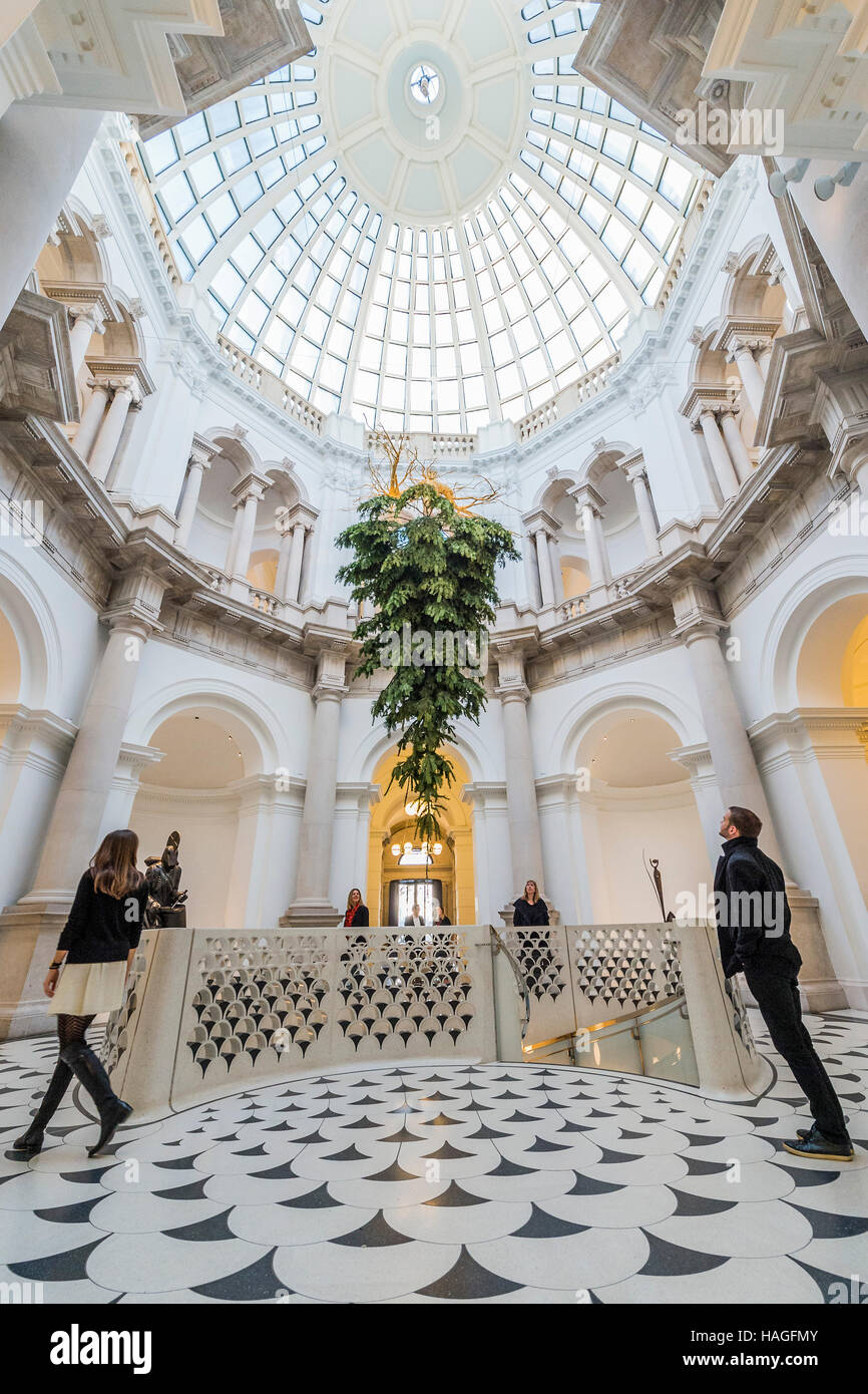 Londra, Regno Unito. 30 Novembre, 2016. Tate Britain albero di Natale nella Rotunda da Shirazeh Houshiary. L'installazione segna l inizio di una serie di eventi di gala alla Tate Britain nel fine settimana del 2 e 3 dicembre. Credito: Guy Bell/Alamy Live News Foto Stock