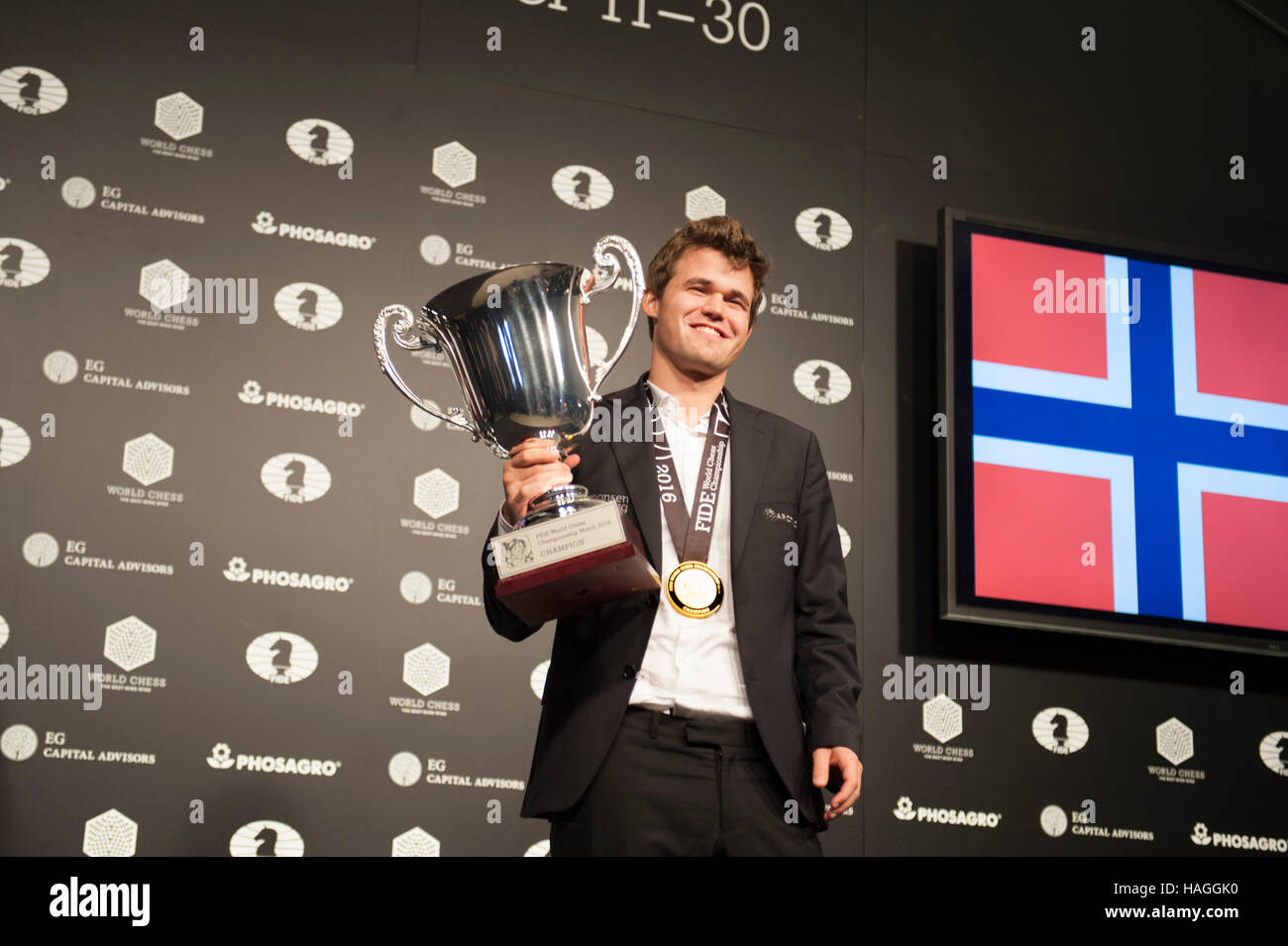 New York, Stati Uniti d'America. 30 Novembre, 2016. Magnus Carlsen di Norvegia tenendo il premio cup su nov. 30, 2016 dopo aver vinto un 13-giorno match contro Sergey Karjakin della Russia per il titolo di FIDE Campione del Mondo di scacchi - un titolo che Carlsen già detenuti e ha dovuto difendere. Il match è stato tenuto in South Street Seaport a Manhattan, New York City. Credito: Terese Loeb Kreuzer/Alamy Live News Foto Stock