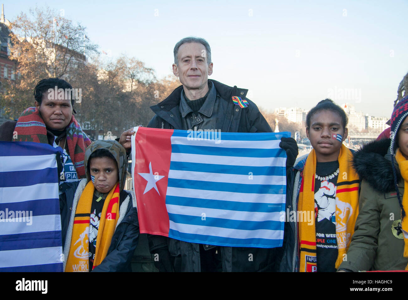 Londra, Regno Unito. 1 dicembre, 2016. Un piccolo gruppo di dimostranti si sono uniti da gay attivista politico Peter Thatchell sul Westminster Bridge alla campagna per la fine dell'occupazione indonesiana di Papua occidentale che ha usato per essere parte del Dutch West Indies e quale era allegata nel 1961 da Indonesia Credit: amer ghazzal/Alamy Live News Foto Stock