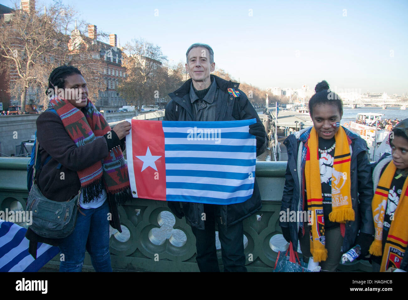 Londra, Regno Unito. 1 dicembre, 2016. Un piccolo gruppo di dimostranti si sono uniti da gay attivista politico Peter Thatchell sul Westminster Bridge alla campagna per la fine dell'occupazione indonesiana di Papua occidentale che ha usato per essere parte del Dutch West Indies e quale era allegata nel 1961 da Indonesia Credit: amer ghazzal/Alamy Live News Foto Stock