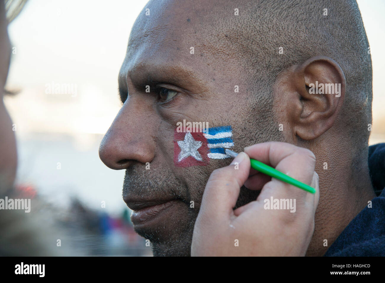 Londra, Regno Unito. 1 dicembre, 2016. Un piccolo gruppo di dimostranti si sono uniti da gay attivista politico Peter Thatchell sul Westminster Bridge alla campagna per la fine dell'occupazione indonesiana di Papua occidentale che ha usato per essere parte del Dutch West Indies e quale era allegata nel 1961 da Indonesia Credit: amer ghazzal/Alamy Live News Foto Stock