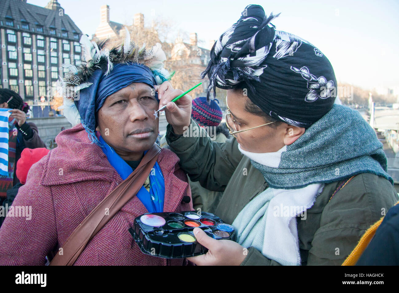 Londra, Regno Unito. 1 dicembre, 2016. Un manifestante ha il suo volto dipinto con la bandiera della Papua occidentale. Un piccolo gruppo di manifestanti raccogliere sul Westminster Bridge unite da Attivista Peter Thatchell contro l'occupazione indonesiana di Papua occidentale che è stata allegata dall Indonesia nel 1961 Credit: amer ghazzal/Alamy Live News Foto Stock