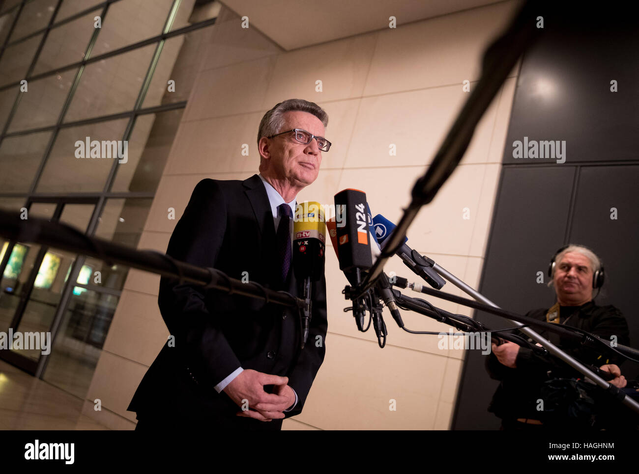 Berlino, Germania. 01 Dic, 2016. Il Ministro tedesco degli Interni Thomas de Maiziere (CDU) fornisce una dichiarazione alla stampa concernenti la scoperta e la neutralizzazione di una massiccia frode online network a Berlino, Germania, 01 dicembre 2016. La cosiddetta rete di valanga è secondo gli inquirenti, il più grande del mondo di rete per il furto di dati, phishing e frodi online. Ricercatori provenienti da tutto il mondo, compresa l'americana FBI, ha partecipato all'operazione. Foto: Kay Nietfeld/dpa/Alamy Live News Foto Stock