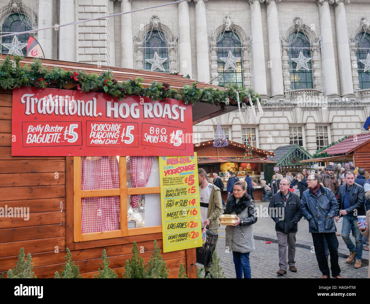 Belfast, Irlanda del Nord, Regno Unito, 1 dicembre 2016. Il Mercatino di Natale nel parco del municipio a ora di pranzo. Credito: J Orr/Alamy Live News Foto Stock