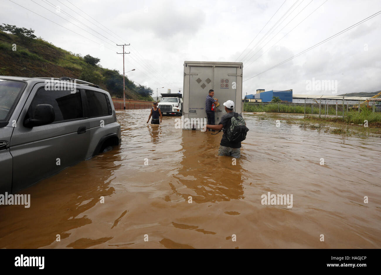 Valencia, Carabobo, Venezuela. 1 dicembre, 2016. Dicembre 01, 2016 - Valencia, Carabobo, Venezuela - grandi alluvioni prodotte piogge in 5 comuni di Carabobo stato, tra cui San Diego, Guacara, Los guayos, Puerto Cabello e Valencia. Ci sono innumerevoli perdite di materiale, la quantità dei veicoli interessati sono state finora non quantificabili.Ci sono due persone mancanti, a Valencia, in Venezuela. Credito: Juan Carlos Hernandez/ZUMA filo/Alamy Live News Foto Stock