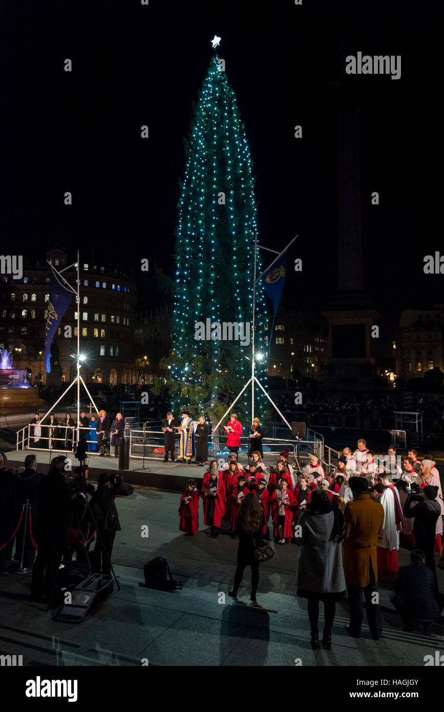 Londra, Regno Unito. 1 dicembre 2016. Una 22-metro di altezza abete norvegese, decorate in un tradizionale stile Norvegese con stringhe verticale delle luci (intorno 770 lampadine a risparmio energetico) è illuminata in Trafalgar Square. La struttura ad albero è la città di Oslo tradizionale di un regalo di Natale a Londra in segno di ringraziamento per il supporto britannico durante la Seconda Guerra Mondiale. Il sindaco di Westminster, consigliere Steve Summers ha ospitato il sindaco di Oslo, Marianne Borgen che ha eseguito l'illuminazione ufficiale. Credito: Stephen Chung / Alamy Live News Foto Stock