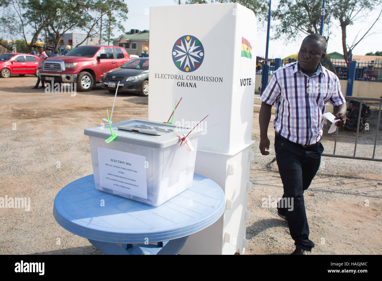 Accra, Ghana. 1 dicembre, 2016. Voto anticipato che si svolge oggi in anticipo del Ghana e Presidenziale Elezione parlamentare. Voto generale inizia il 7 dicembre 2016. Daniel non immunogeni o votazioni alla Sowutuom stazione di polizia ad Accra. Credito: Louise Wateridge/ZUMA filo/Alamy Live News Foto Stock