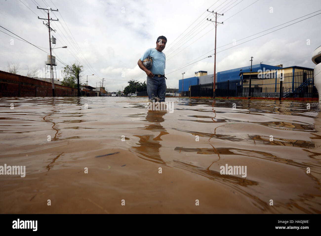 Valencia, Carabobo, Venezuela. 1 dicembre, 2016. Le forti piogge hanno causato inondazioni in cinque comuni di Stato Carabobo. © Juan Carlos Hernandez/ZUMA filo/Alamy Live News Foto Stock