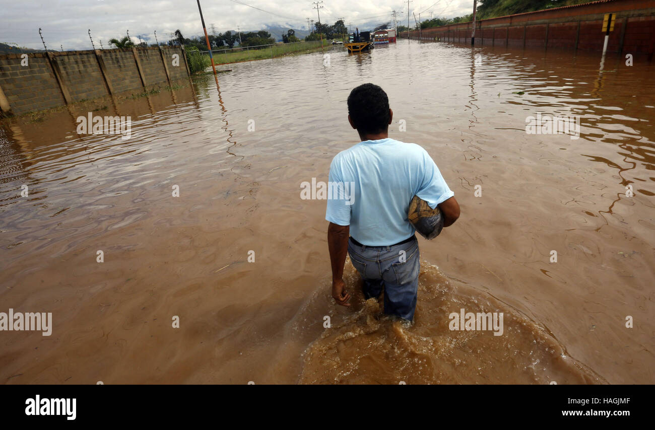 Valencia, Carabobo, Venezuela. 1 dicembre, 2016. Le forti piogge hanno causato inondazioni in cinque comuni di Stato Carabobo. © Juan Carlos Hernandez/ZUMA filo/Alamy Live News Foto Stock