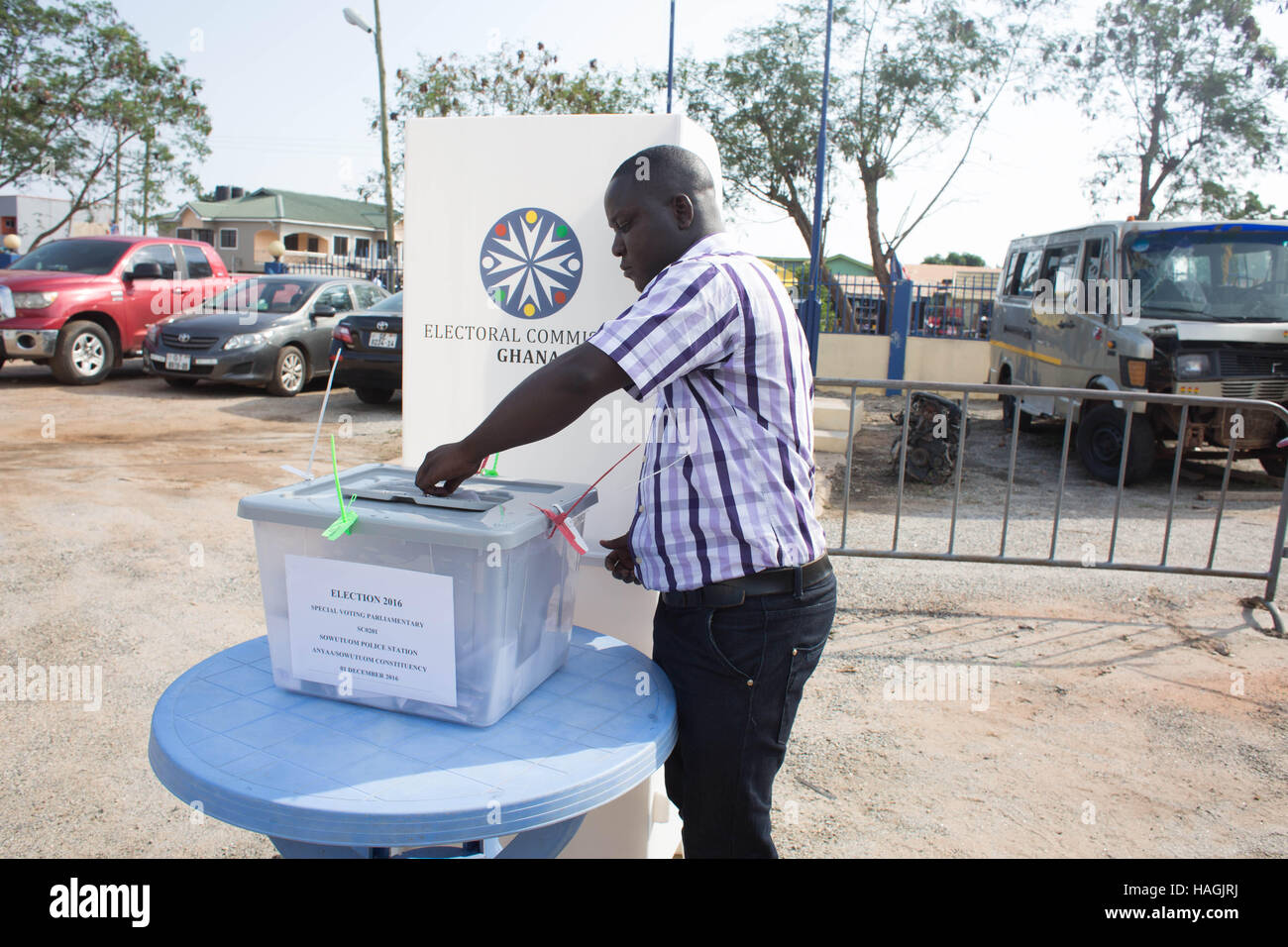 Accra, Ghana. 1 dicembre, 2016. Voto anticipato che si svolge oggi in anticipo del Ghana e Presidenziale Elezione parlamentare. Voto generale inizia il 7 dicembre 2016. Daniel non immunogeni o votazioni alla Sowutuom stazione di polizia ad Accra. Credito: Louise Wateridge/ZUMA filo/Alamy Live News Foto Stock