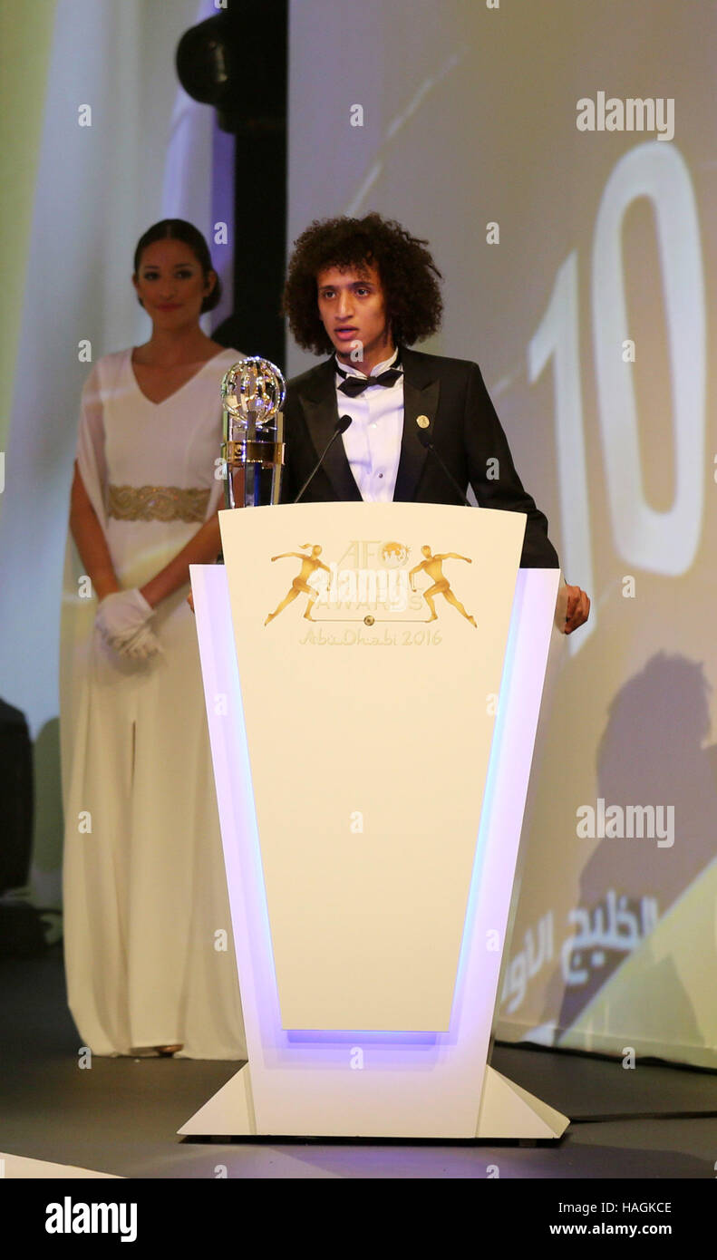 Abu Dhabi, negli Emirati Arabi Uniti. 1 dicembre, 2016. Emirati giocatore di calcio Omar Abdulrahman parla dopo la ricezione di un trofeo per essere nominato l'AFC uomini Calciatore dell'anno durante il Asian Football Confederation la cerimonia annuale di premiazione in Abu Dhabi, Emirati Arabi Uniti, dal 1 dicembre 2016. © Li Zhen/Xinhua/Alamy Live News Foto Stock