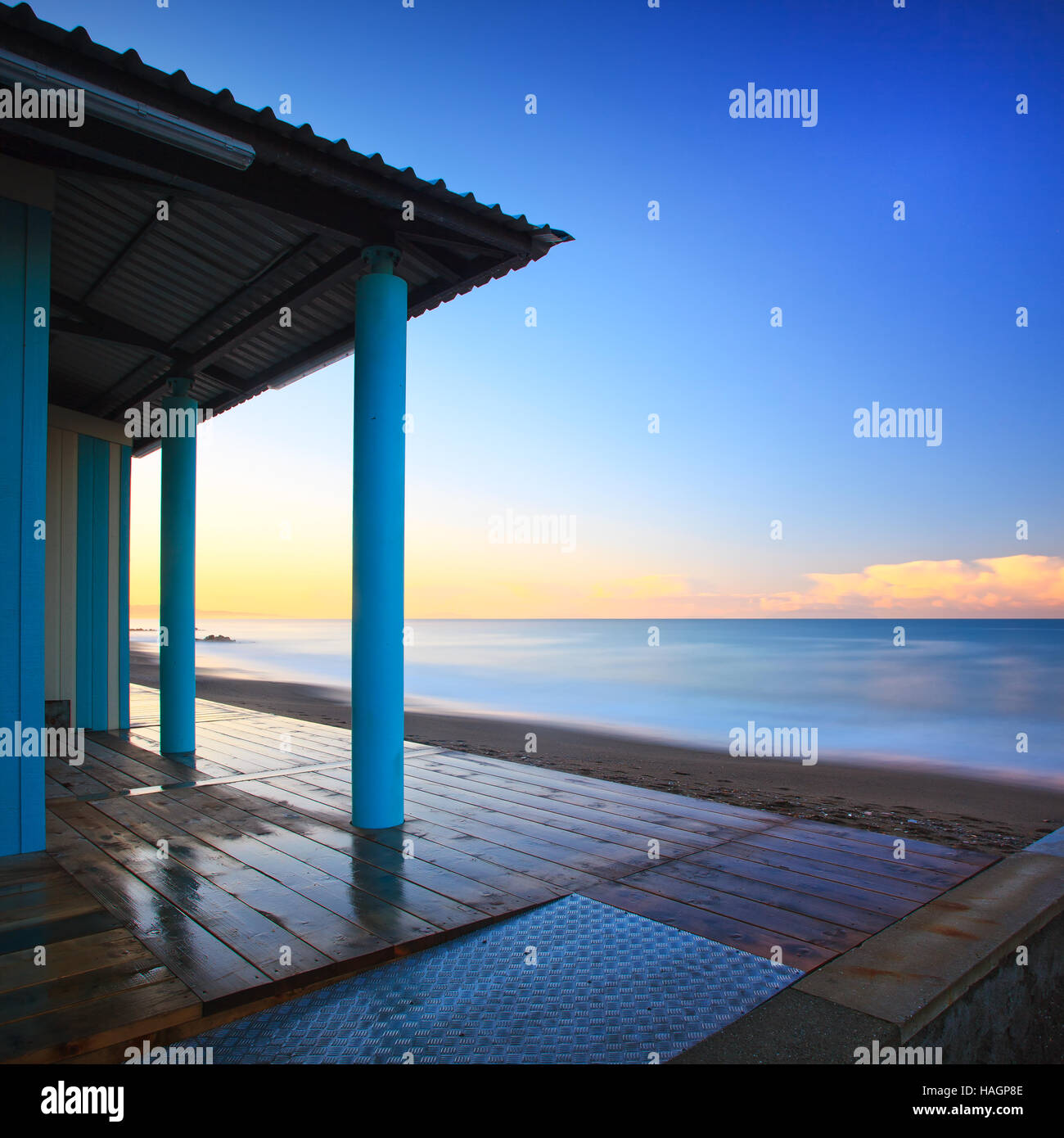 Stabilimento balneare sulla spiaggia o bath house e architettura colonnato, mare di mattina. Toscana Italia. Fotografie con lunghi tempi di esposizione. Foto Stock