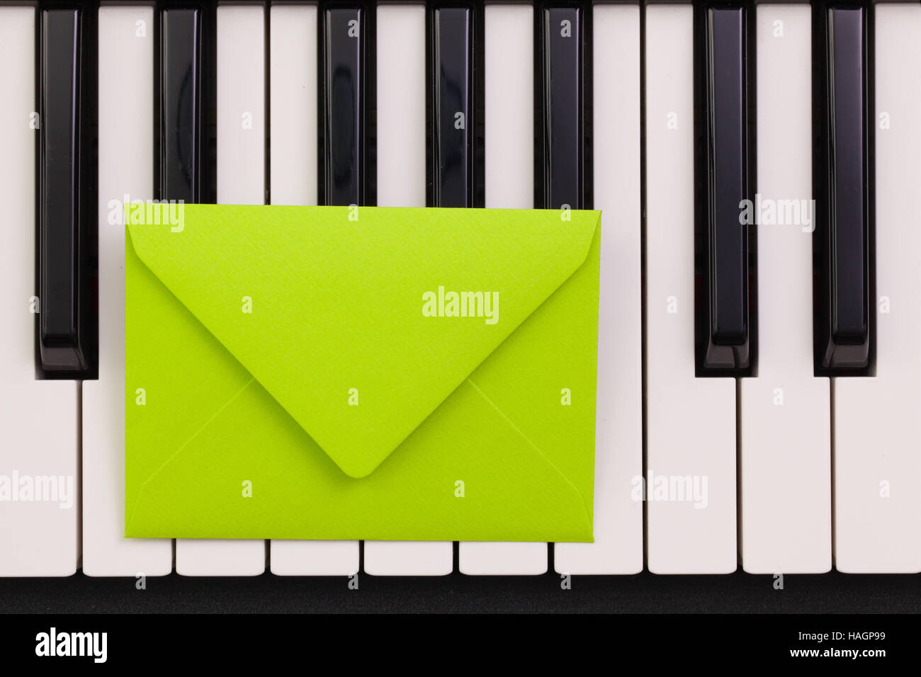 Disposizione divertenti busta sul pianoforte keybords - Appartamento - immagine di laici Foto Stock