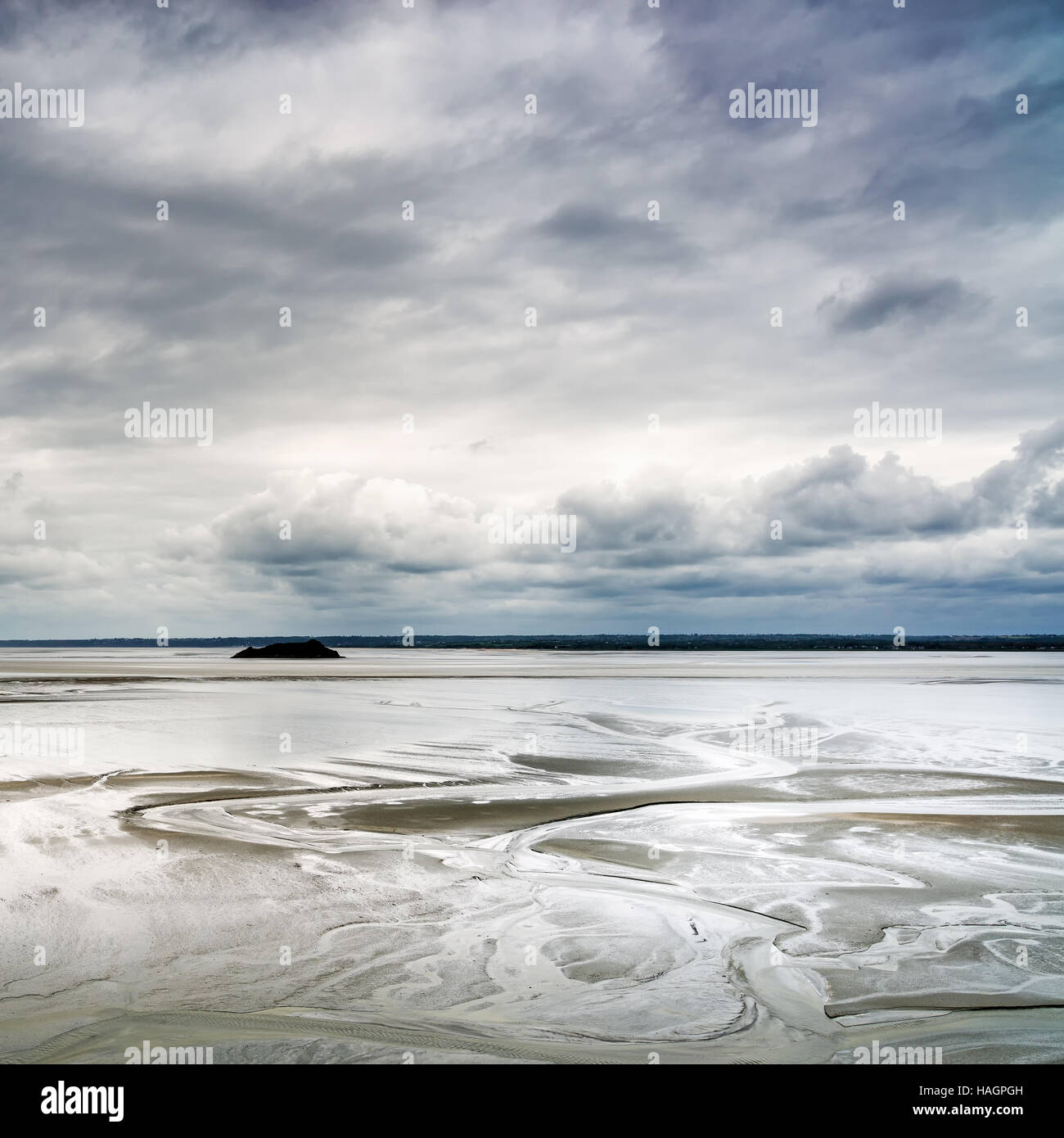 La bassa marea nella baia di Mont Saint Michel landmark. La Normandia, Francia, Europa Foto Stock