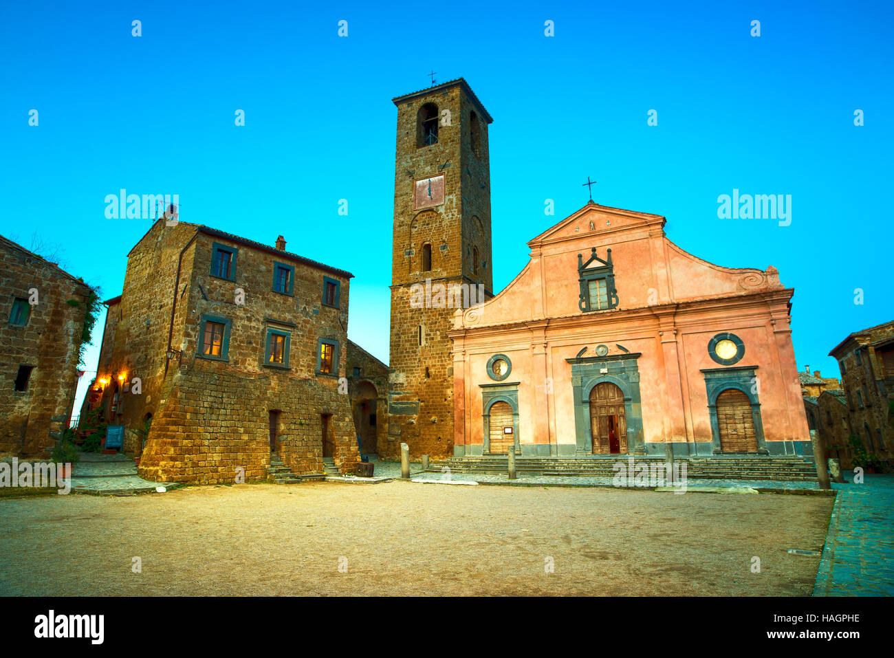 Civita di Bagnoregio città fantasma landmark, borgo medievale piazza e chiesa vista su Twilight. Lazio, l'Italia, l'Europa. Foto Stock