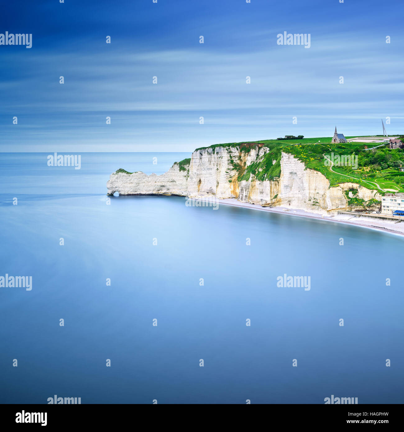 Etretat cliff, rocce, arco naturale punto di riferimento e il blu oceano. Vista aerea. La Normandia, Francia, Europa. Foto Stock