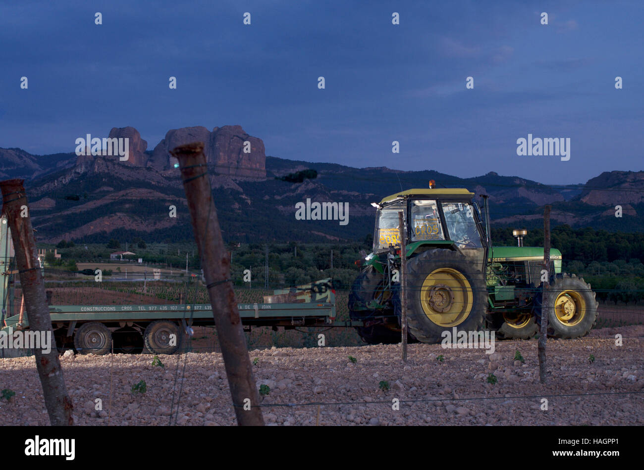 Il trattore e il rimorchio all'ombra del Roques de Benet, Els porte parco naturale, Spagna Foto Stock