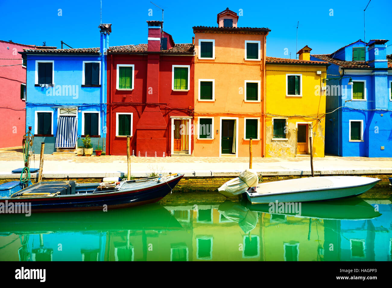 Punto di riferimento di Venezia, Isola di Burano canal, case colorate e le barche, Italia. Fotografie con lunghi tempi di esposizione Foto Stock