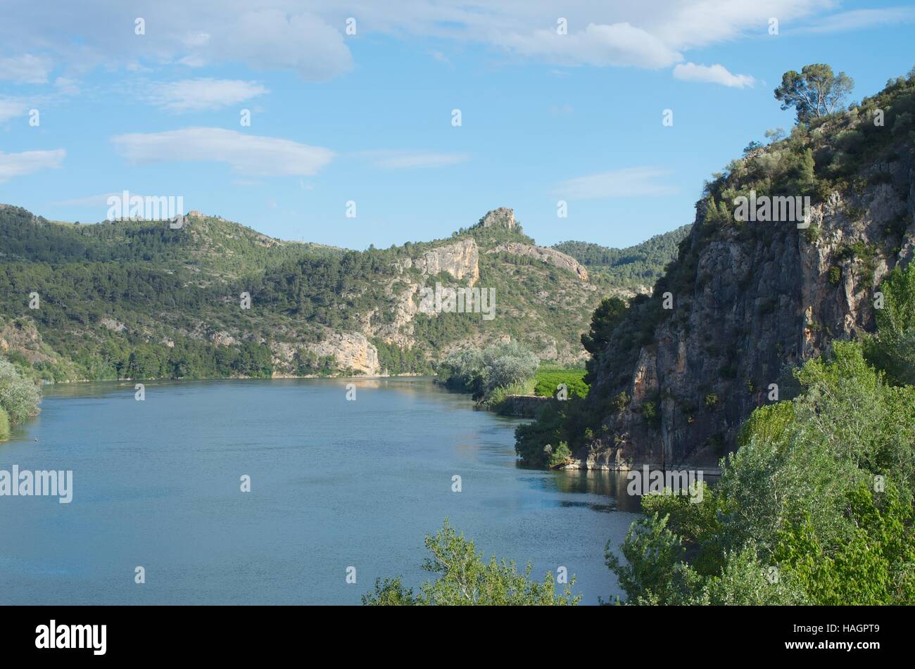 Il corso del fiume Ebro vicino a Mora d'Ebre, provincia di Tarragona, Spagna Foto Stock