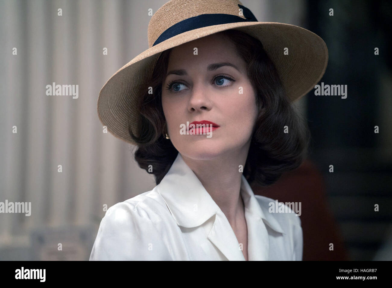 Allied è una imminente americano thriller romantico film diretto da Robert Zemeckis e scritto da Steven Knight. Esso è riferito basato sulla storia vera di due assassini che cadere in amore durante una missione di uccidere un funzionario tedesco. Questa fotografia è per il solo uso editoriale ed è il copyright del film company e/o il fotografo assegnato dal film o società di produzione e può essere riprodotto solo da pubblicazioni in congiunzione con la promozione del film di cui sopra. Un credito per il film company è richiesto. Il fotografo deve anche essere accreditato quando noto. Foto Stock