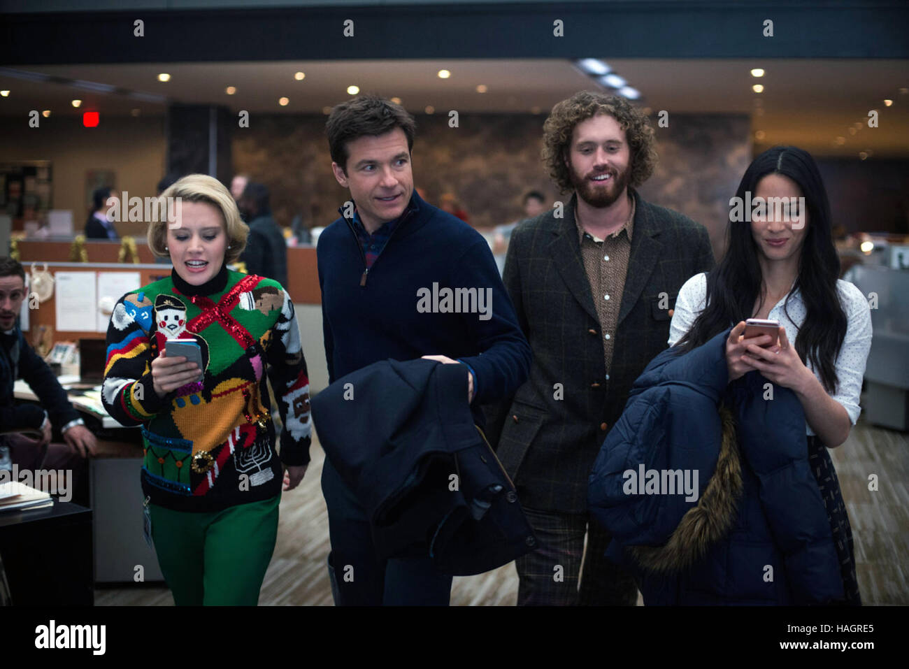 Office Christmas Party è un prossimo Natale americano commedia film diretto da Josh Gordon e Speck e scritto da Justin Malen e Laura Solon, basato su una storia da Jon Lucas e Scott Moore. Il film stars Jason Bateman, Olivia Munn, T. J. Miller, Jillian Campana, Courtney B. Vance, Kate McKinnon e Jennifer Aniston. Questa fotografia è per il solo uso editoriale ed è il copyright del film company e/o il fotografo assegnato dal film o società di produzione e può essere riprodotto solo da pubblicazioni in congiunzione con la promozione del film di cui sopra. Un credito per il fil Foto Stock