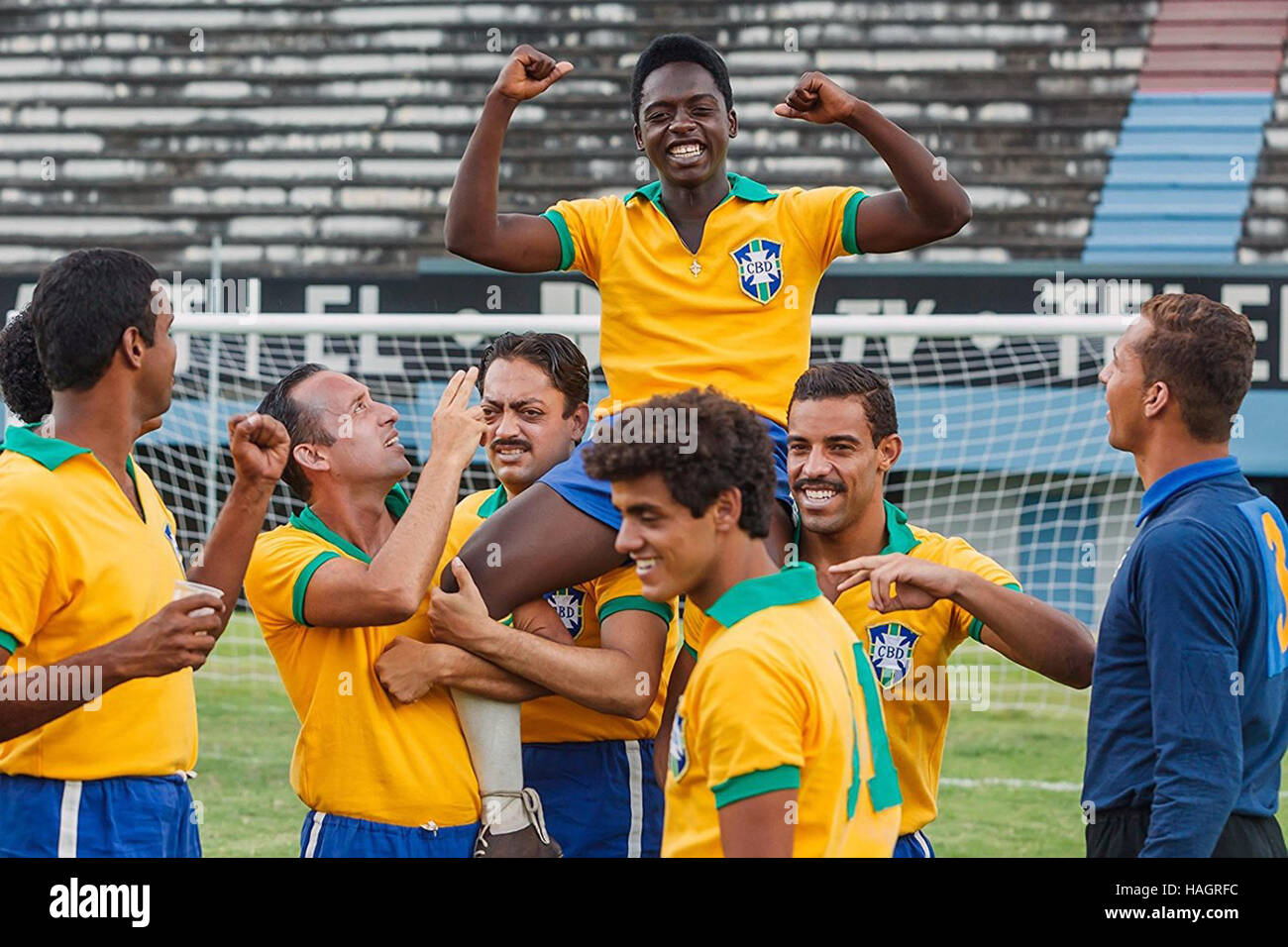 Pelé: nascita di una leggenda è un americano di pellicola biografica circa i primi anni di vita del calciatore brasiliano Pelé. Il film è diretto e scritto da Jeff Zimbalist e Michael Zimbalist. Questa fotografia è per il solo uso editoriale ed è il copyright del film company e/o il fotografo assegnato dal film o società di produzione e può essere riprodotto solo da pubblicazioni in congiunzione con la promozione del film di cui sopra. Un credito per il film company è richiesto. Il fotografo deve anche essere accreditato quando noto. Foto Stock