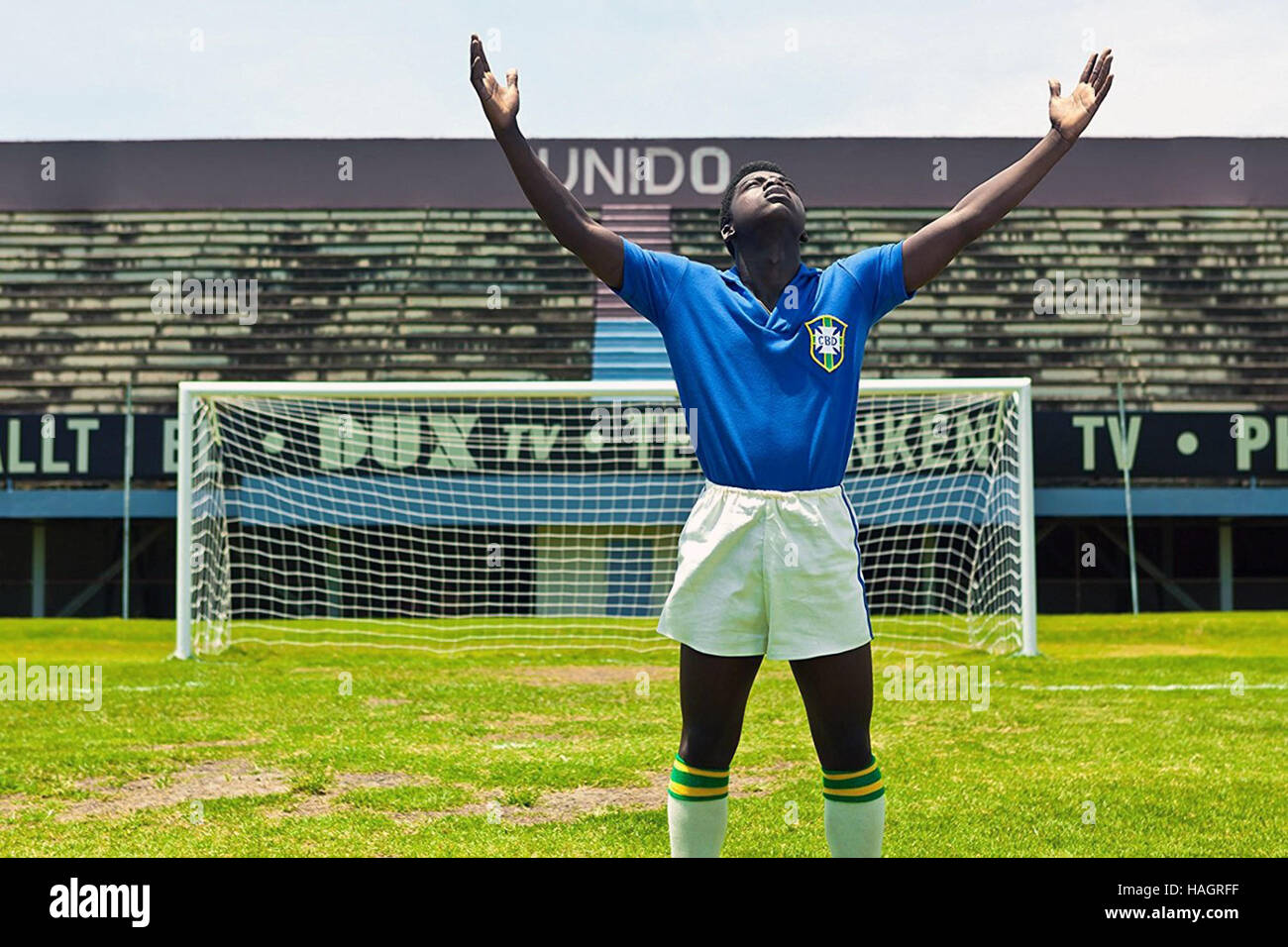 Pelé: nascita di una leggenda è un americano di pellicola biografica circa i primi anni di vita del calciatore brasiliano Pelé. Il film è diretto e scritto da Jeff Zimbalist e Michael Zimbalist. Questa fotografia è per il solo uso editoriale ed è il copyright del film company e/o il fotografo assegnato dal film o società di produzione e può essere riprodotto solo da pubblicazioni in congiunzione con la promozione del film di cui sopra. Un credito per il film company è richiesto. Il fotografo deve anche essere accreditato quando noto. Foto Stock