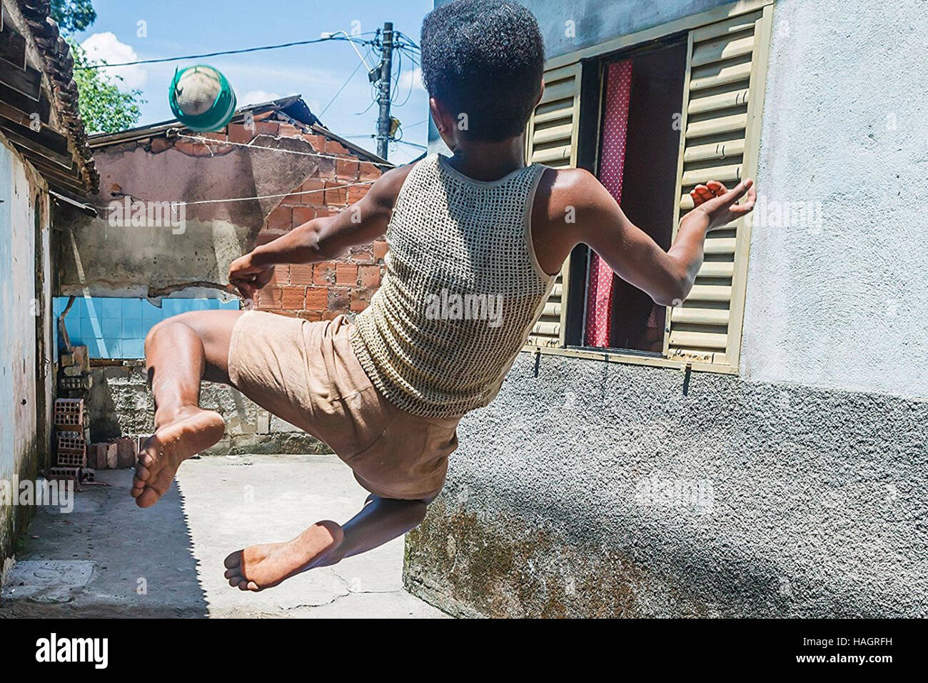 Pelé: nascita di una leggenda è un americano di pellicola biografica circa i primi anni di vita del calciatore brasiliano Pelé. Il film è diretto e scritto da Jeff Zimbalist e Michael Zimbalist. Questa fotografia è per il solo uso editoriale ed è il copyright del film company e/o il fotografo assegnato dal film o società di produzione e può essere riprodotto solo da pubblicazioni in congiunzione con la promozione del film di cui sopra. Un credito per il film company è richiesto. Il fotografo deve anche essere accreditato quando noto. Foto Stock