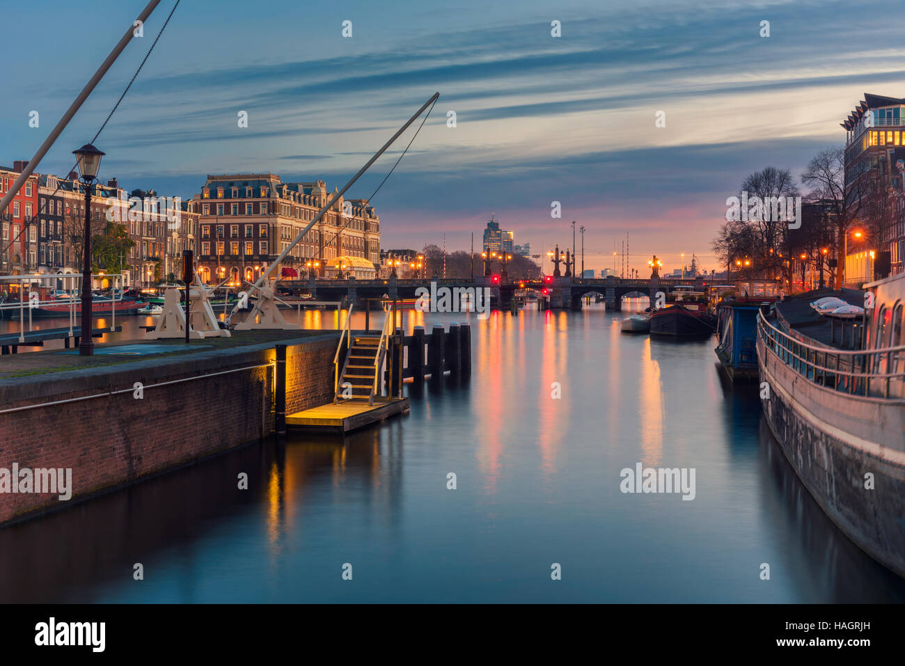 Fiume Amstel e dintorni in Amsterdam Paesi Bassi Foto Stock