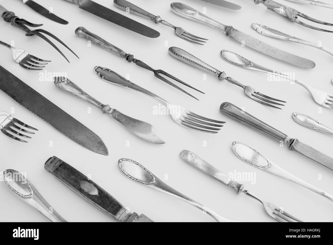 Belle le posate d'argento - vintage posate isolati su sfondo bianco - decorative coltello e forchetta pattern Foto Stock